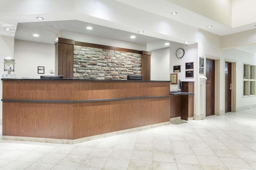 Ramada By Wyndham Drayton Valley Экстерьер фото