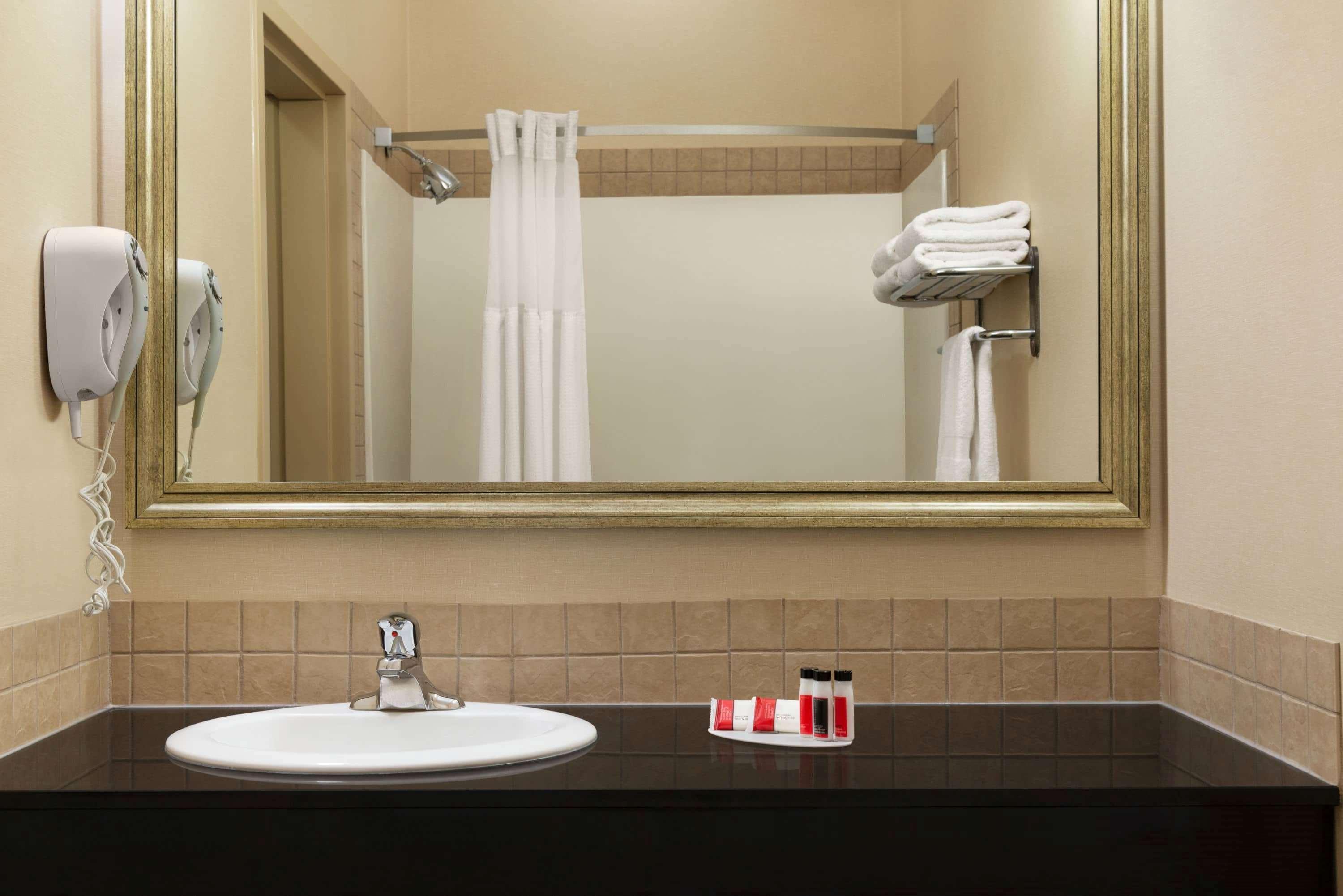 Ramada By Wyndham Drayton Valley Экстерьер фото